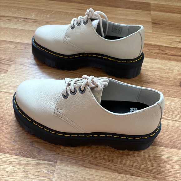 Dr. Martens Women’s 31696 leather lace up Platform shoes - Picture 2 of 12